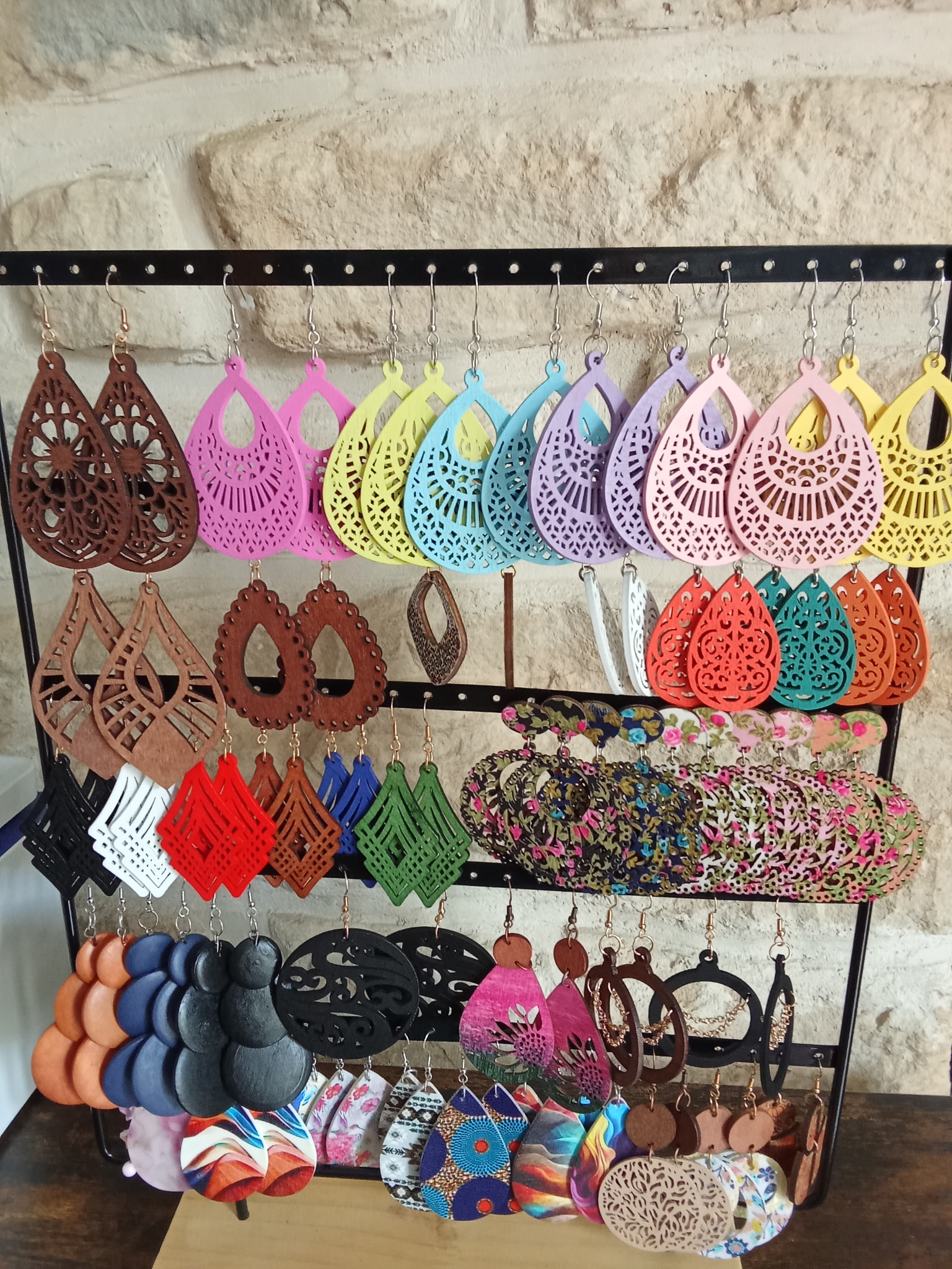 Boucles d'oreilles fantaisie en bois coloré fait main par Fabienne pour Les bijoux de Ninice